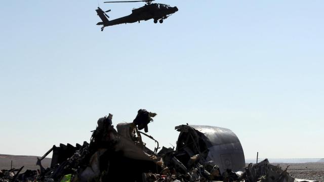 Un helicóptero egipcio sobrevuela la zona del siniestro.