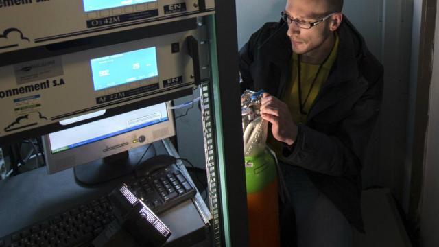 Un técnico arregla un servidor informático.