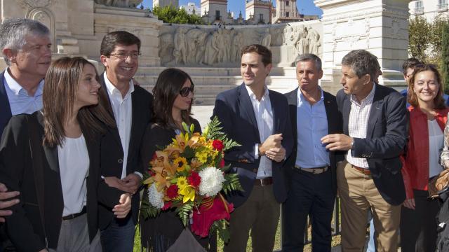 La ejecutiva de Ciudadanos en el monumento a las Cortes de 1812.