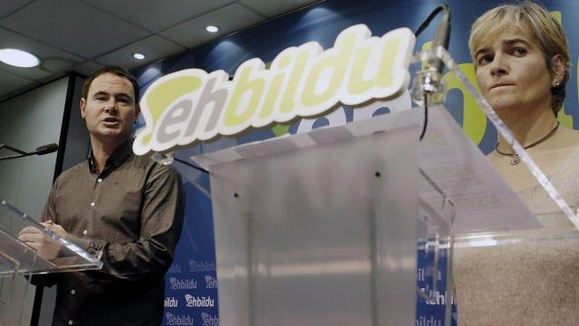 Los parlamentarios de EH Bildu Hasier Arraiz y Rebeka Ubera presentan su declaración para el Día de la Memoria