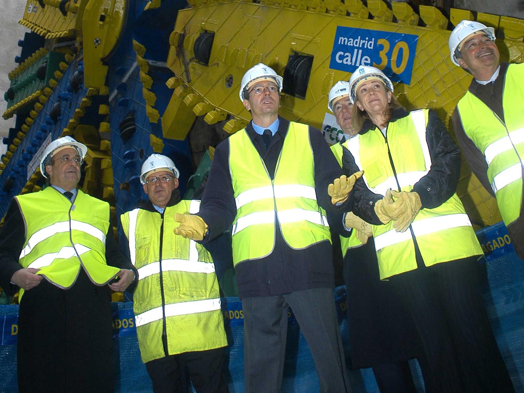 Ruiz-Gallardón (centro) y Florentino Pérez (a la izq), junto a la tuneladora Tizona.