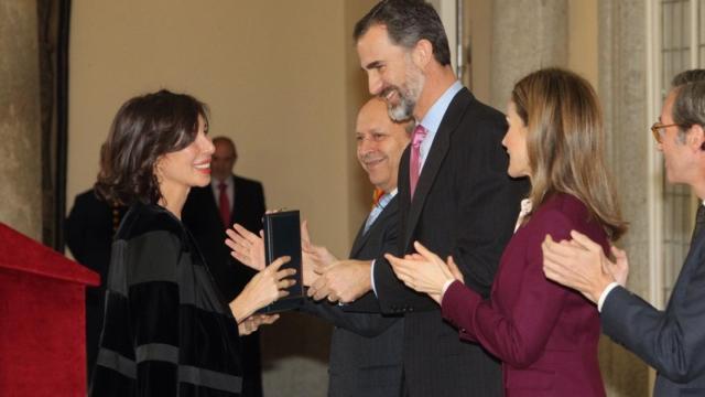 Sybilla recibiendo de manos de los Reyes la Medalla de Oro al Mérito