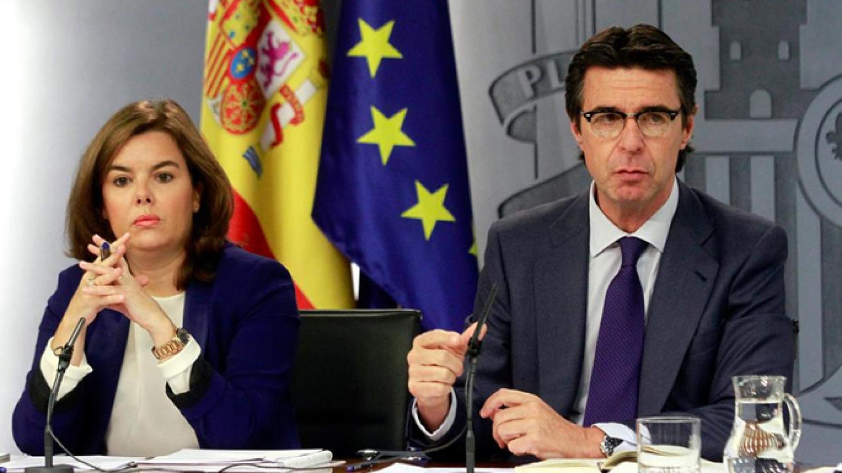 Soraya Saénz de Santamaría y José Manuel Soria en rueda de prensa (Vicepresidencia)