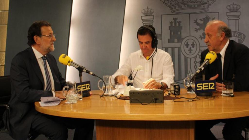 Mariano Rajoy junto a José Ramón de la Morena y Vicente del Bosque en 'El larguero' (Cadena SER)