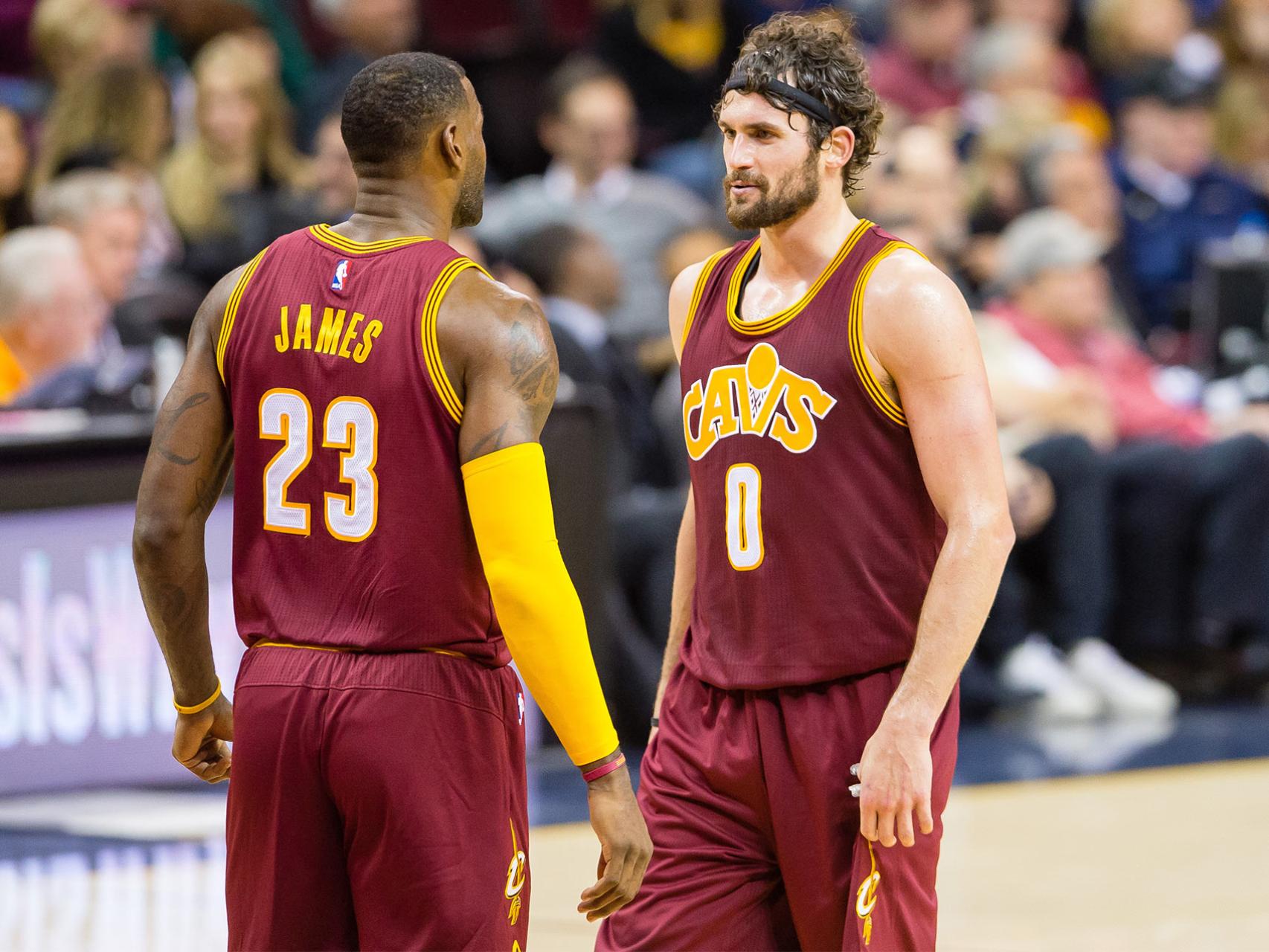 Kevin Love y LeBron James durante un partido.