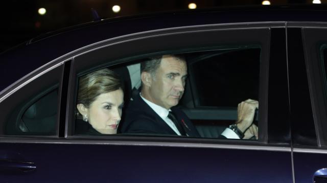 Los reyes llegan en coche oficial al funeral del infante Don Carlos