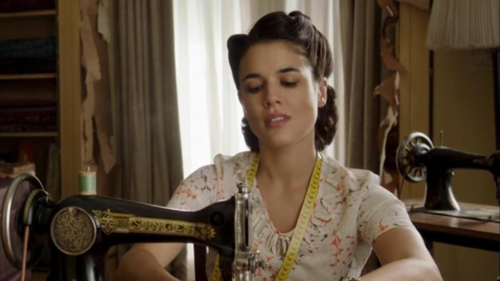 Adriana Ugarte en una secuencia de 'El tiempo entre costuras' (Atresmedia)