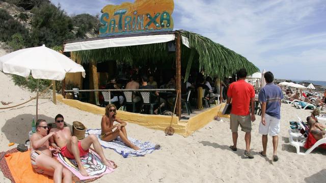 Chiringuito en una playa de Ibiza