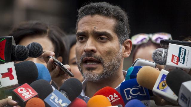 El abogado debe dejar que revisen su cuaderno en las sesiones con su cliente.