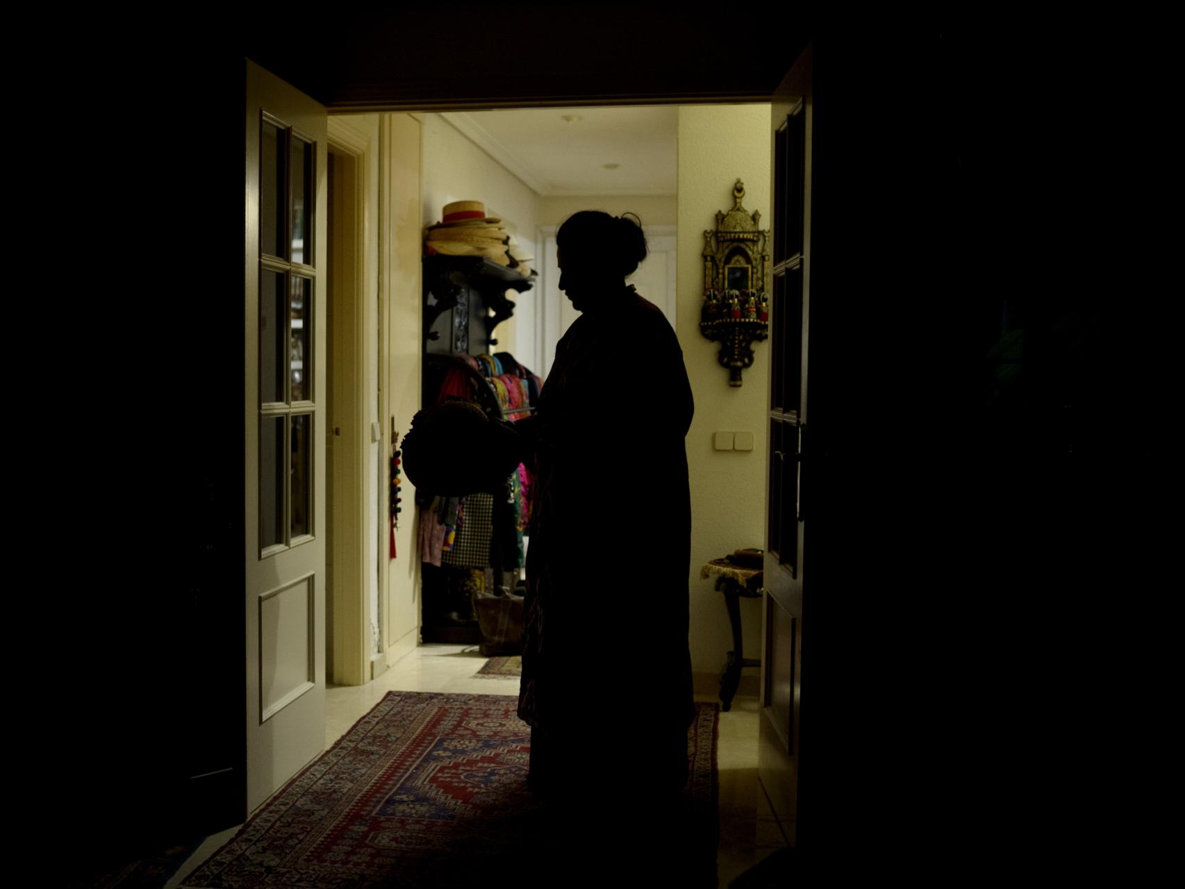 Dolores E. en su domicilio a las afueras de Madrid.