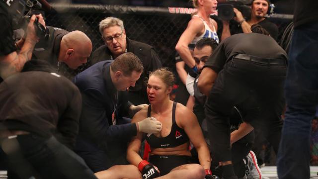 Ronda Rousey tras el combate contra Holly Holm / Quinn Rooney / Getty Images