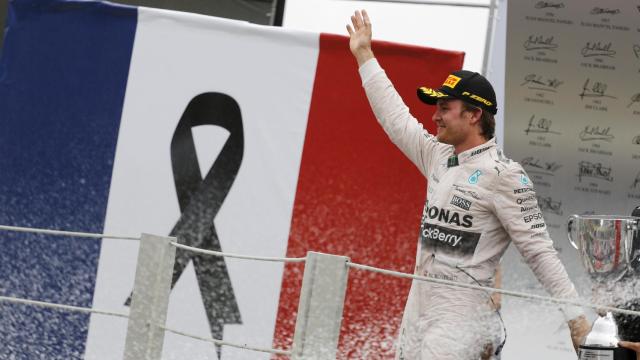 El piloto alemán celebra en Brasil con una bandera francesa al fondo.