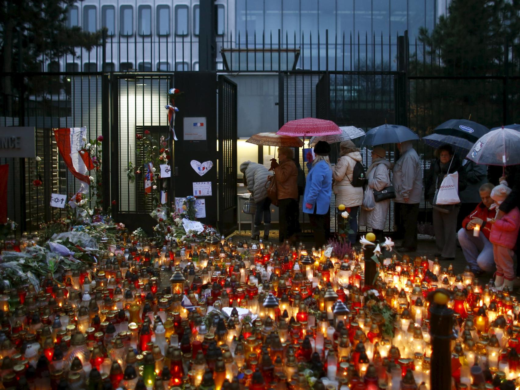 Colas para dar las condolencias en París. / Reuters