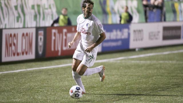 Raúl juega un balón durante la final.