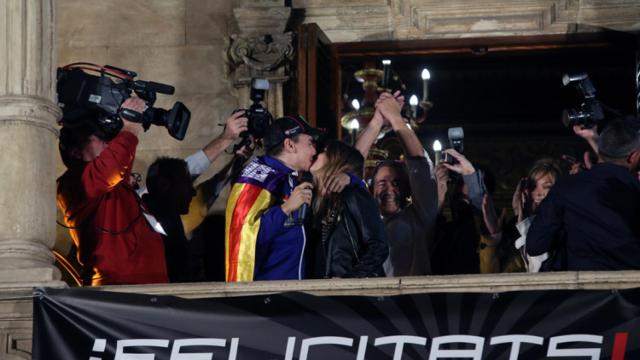 Jorge Lorenzo besa a Núria de Tomás en el Consulado del Mar