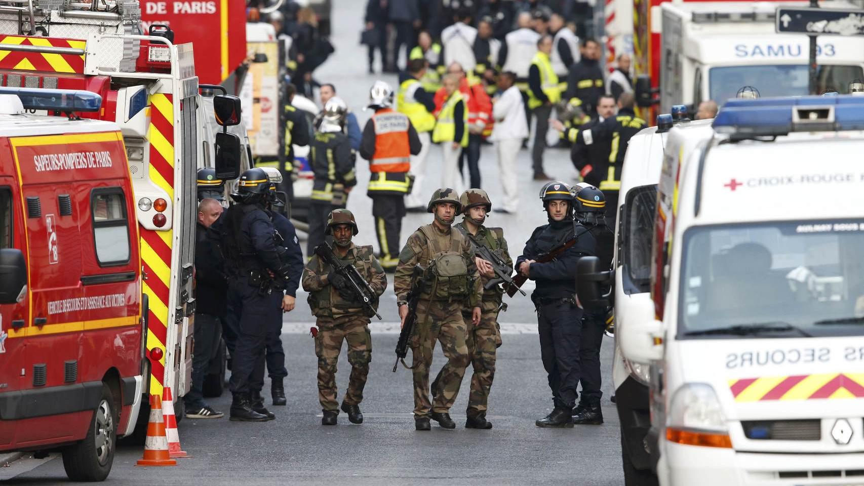 Efectivos de seguridad y de emergencia movilizados en Saint Denis