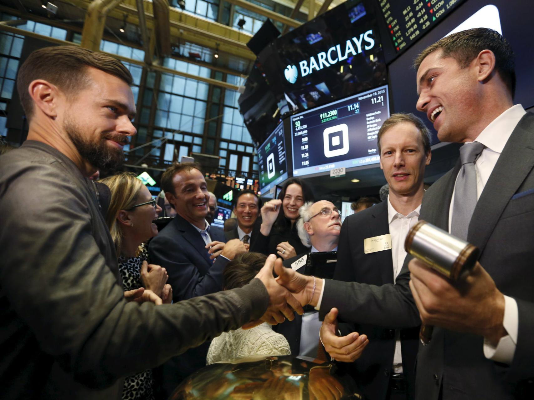 Dorsey saluda a un operador en Wall Street.