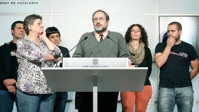El presidente de la CUP, Antonio Baños (c) al lado de sus compañeros de escaño.