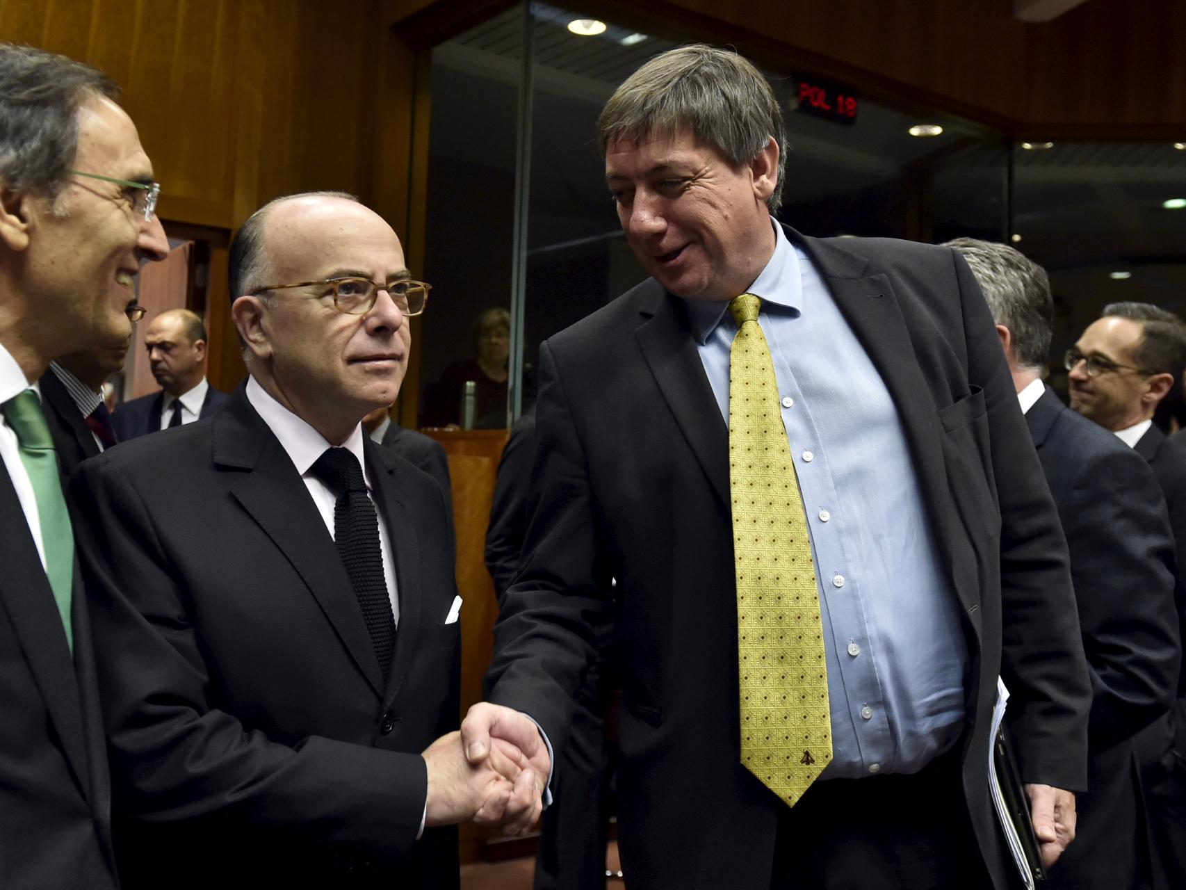 El ministro del Interior francés, Bernard Cazeneuve, saluda a su homólogo belga, Jan Jambon