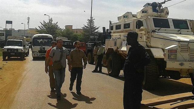Militares aseguran los alrededores del hotel Radisson en Bamako, Mali.