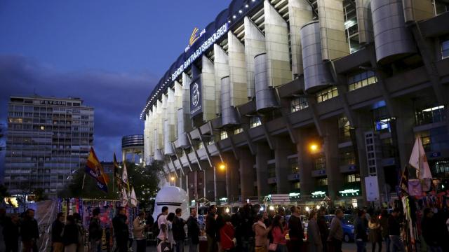 Colas a la entrada del Santiago Bernabéu