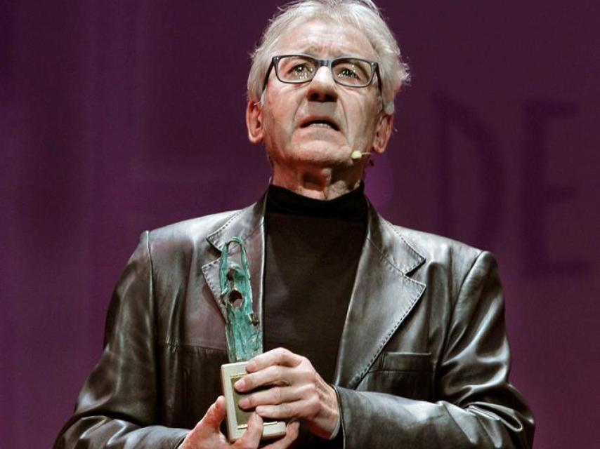 José Sacristán con su galardón honorífico en Gijón.