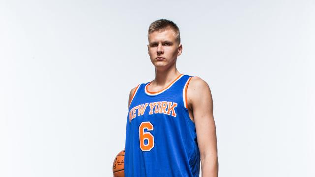Kristaps Porzingis posa en actitud desafiante con la camiseta de los Knicks.
