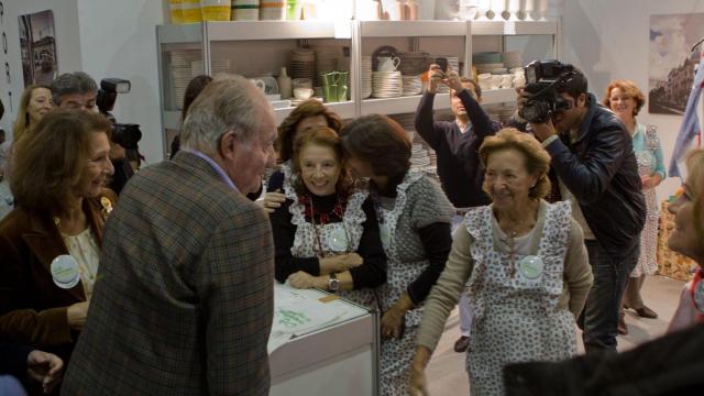 El rey emérito en uno de los puestos del rastrillo.