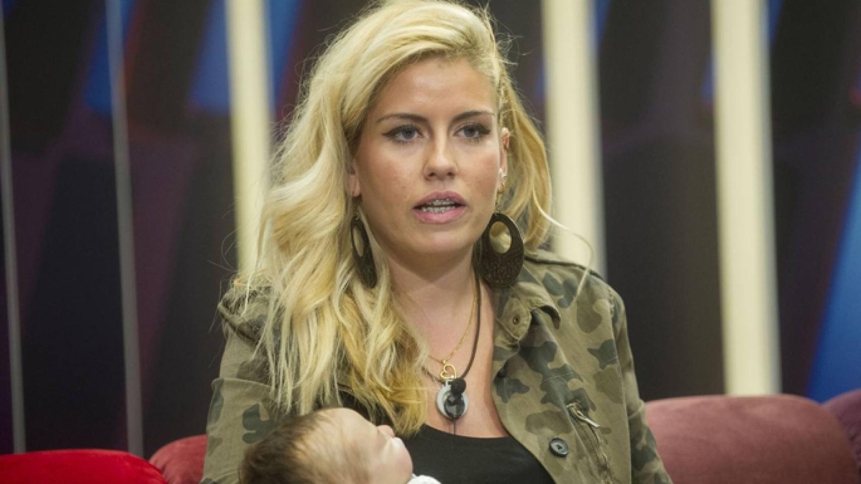 Marina junto a Juan, su bebé reborn (Goyo Conde)