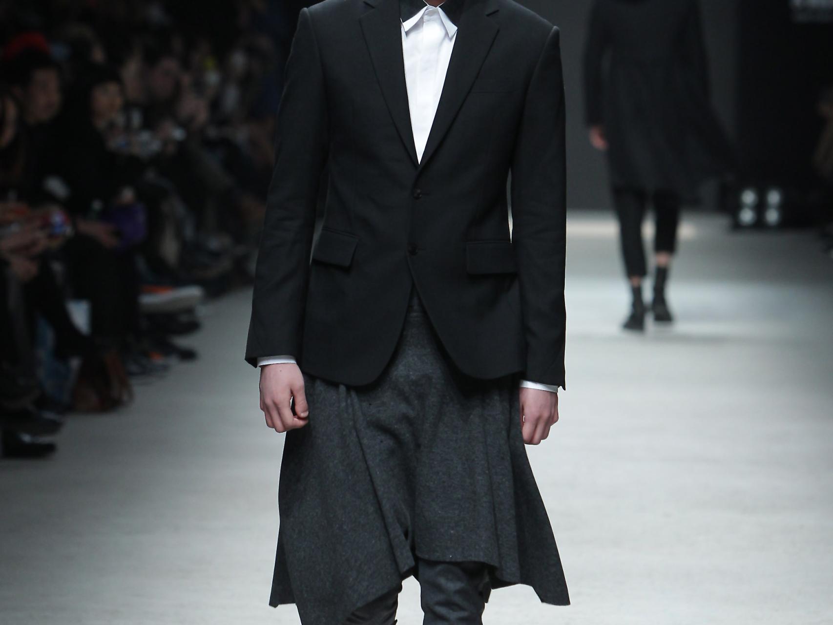 Un look que tiene más de femenino que masculino. Getty Images