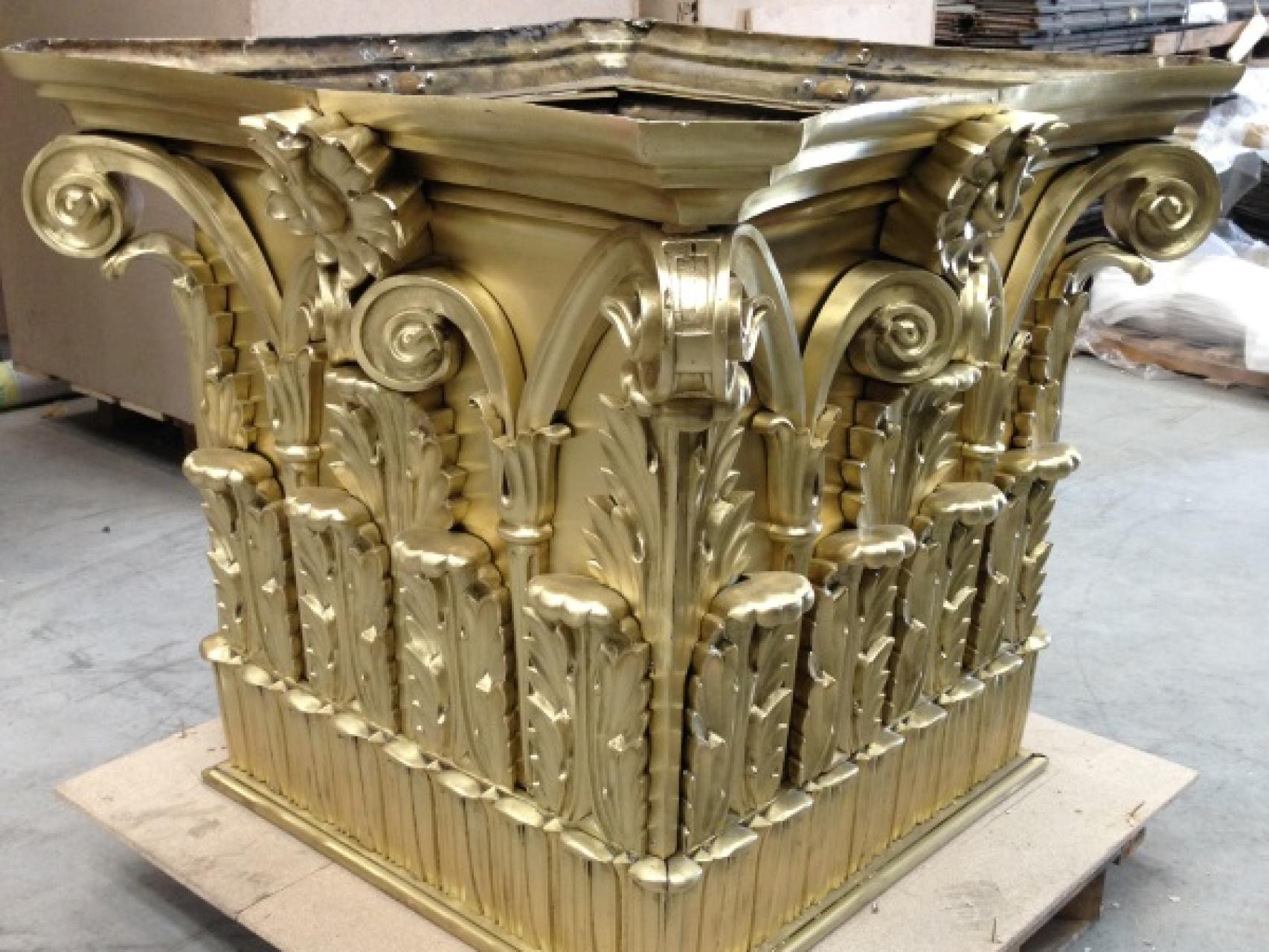 Un capitel de los conservado por ley.