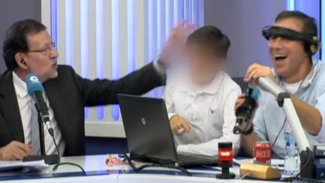 Rajoy le da una colleja a su hijo en el programa deportivo Tiempo de juego