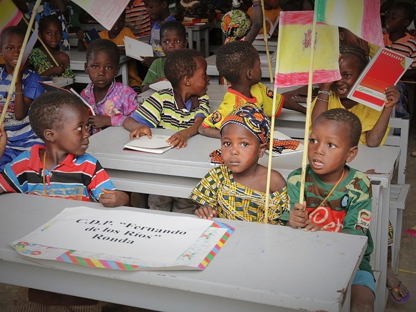 Alumnos de la escuela de Chetou, el día de su inauguración.