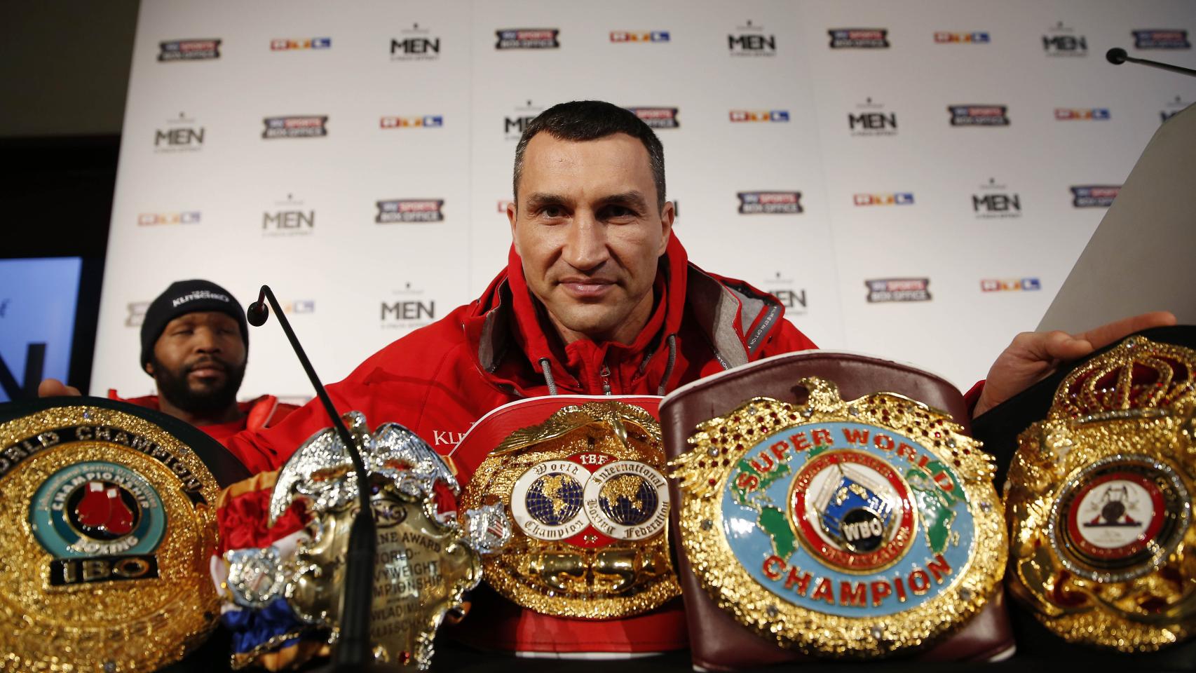 Wladimir Klitschko posa con sus títulos de campeón.