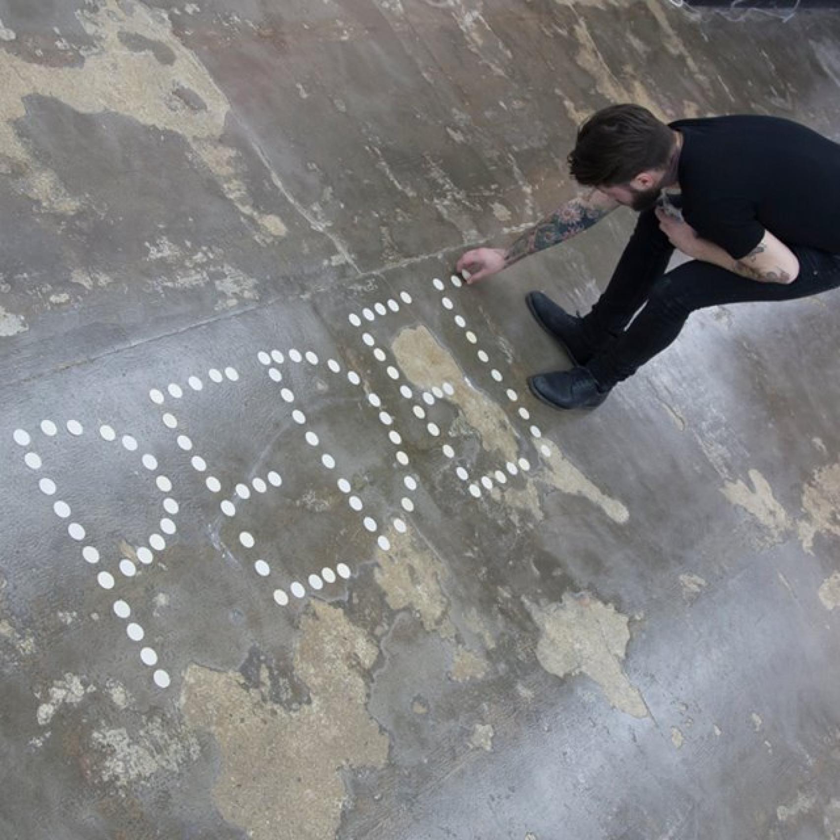 Acción de Abel Azcona.