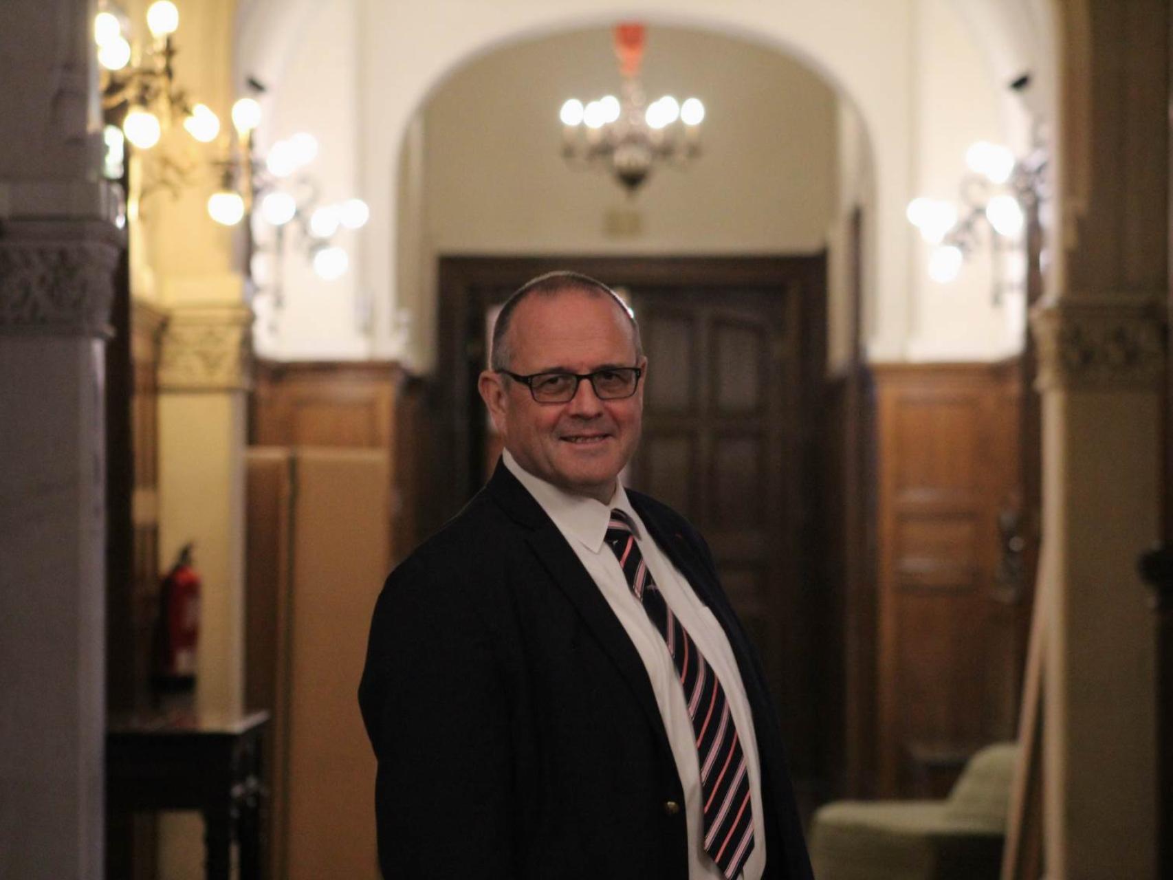 Chris Norman, de 62 años y origen británico, es empresario y consultor.