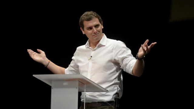 Rivera gesticula durante el debate.