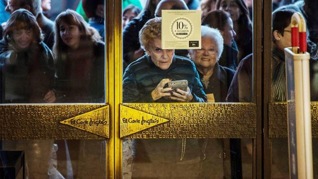 Consumidores a la entrada de una galería comercial.