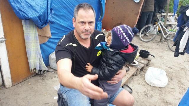 Rob Lawrie con la pequeña Bahar en Francia.