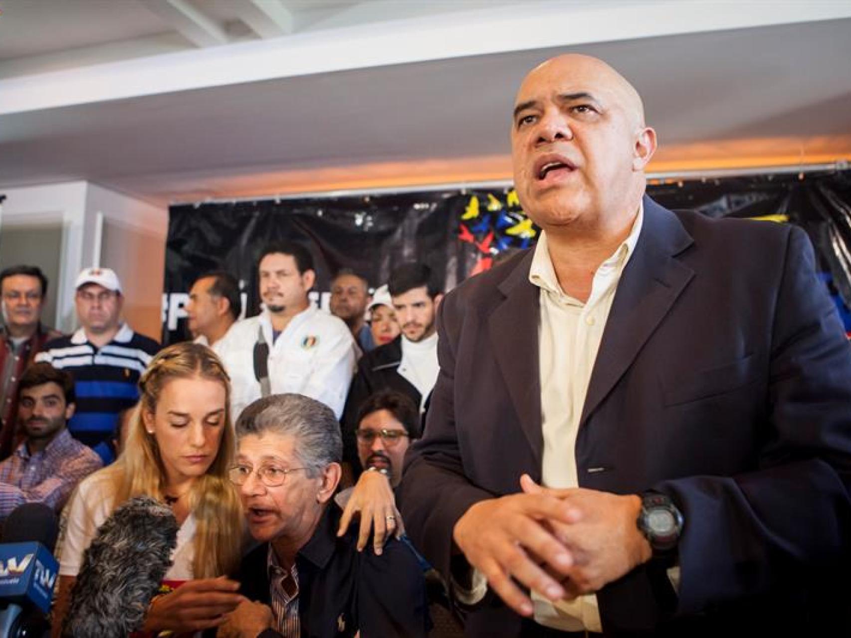 Jesus Torrealba ofrece declaraciones a periodistas junto a la esposa de Leopoldo López