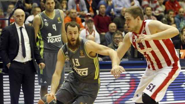 Sergio Rodríguez bota la pelota ante Stimac durante el Estrella Roja-Real Madrid.