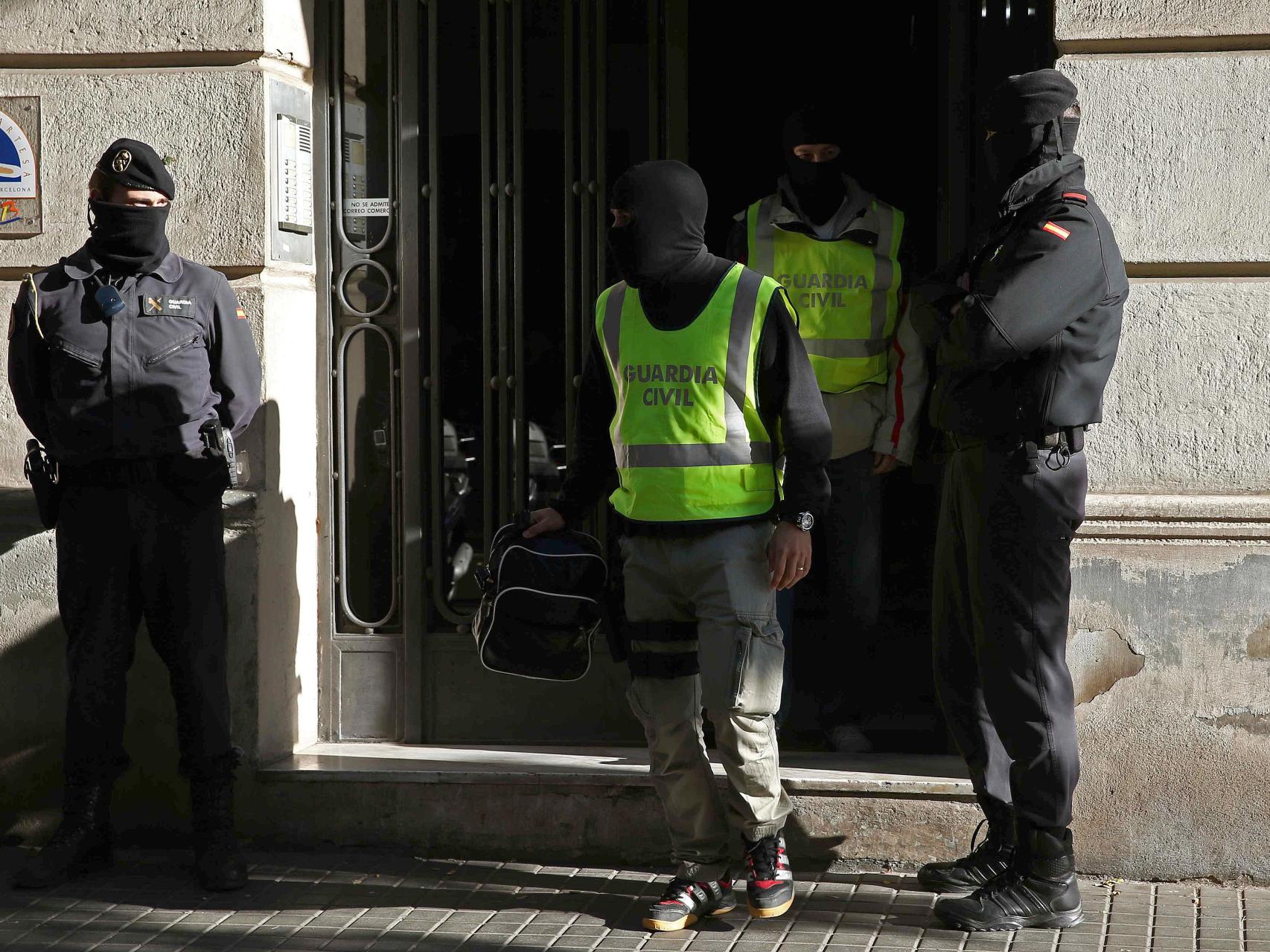 Agentes de la Guardia Civil durante el registro.