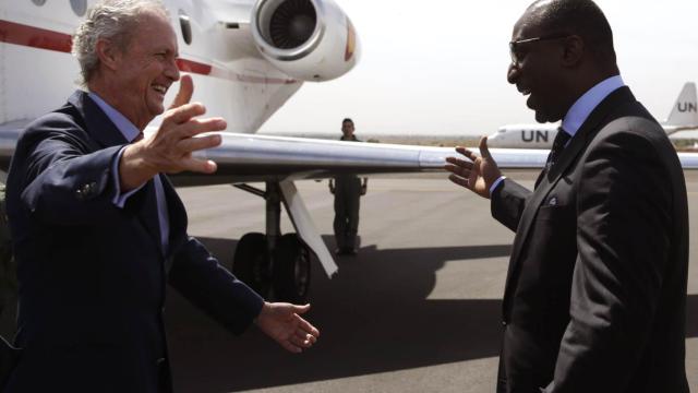 Pedro Morenés saluda al ministro de Defensa maliense, Tieman Hubert Coulibary.