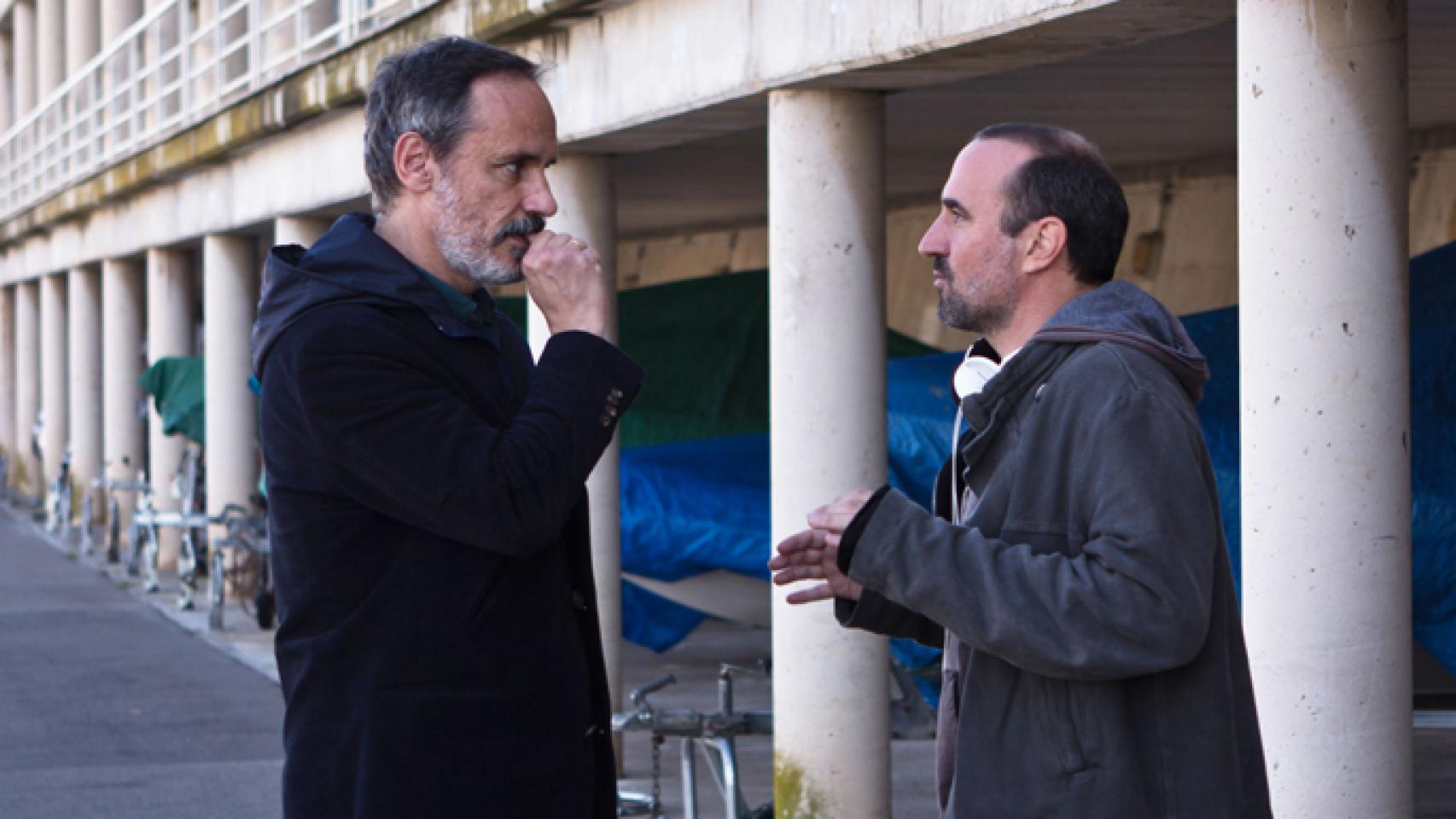 Pau Freixas da instrucciones a Francesc Garrido durante el rodaje de 'Sé quién eres' (Xavier Resina Rodríguez)