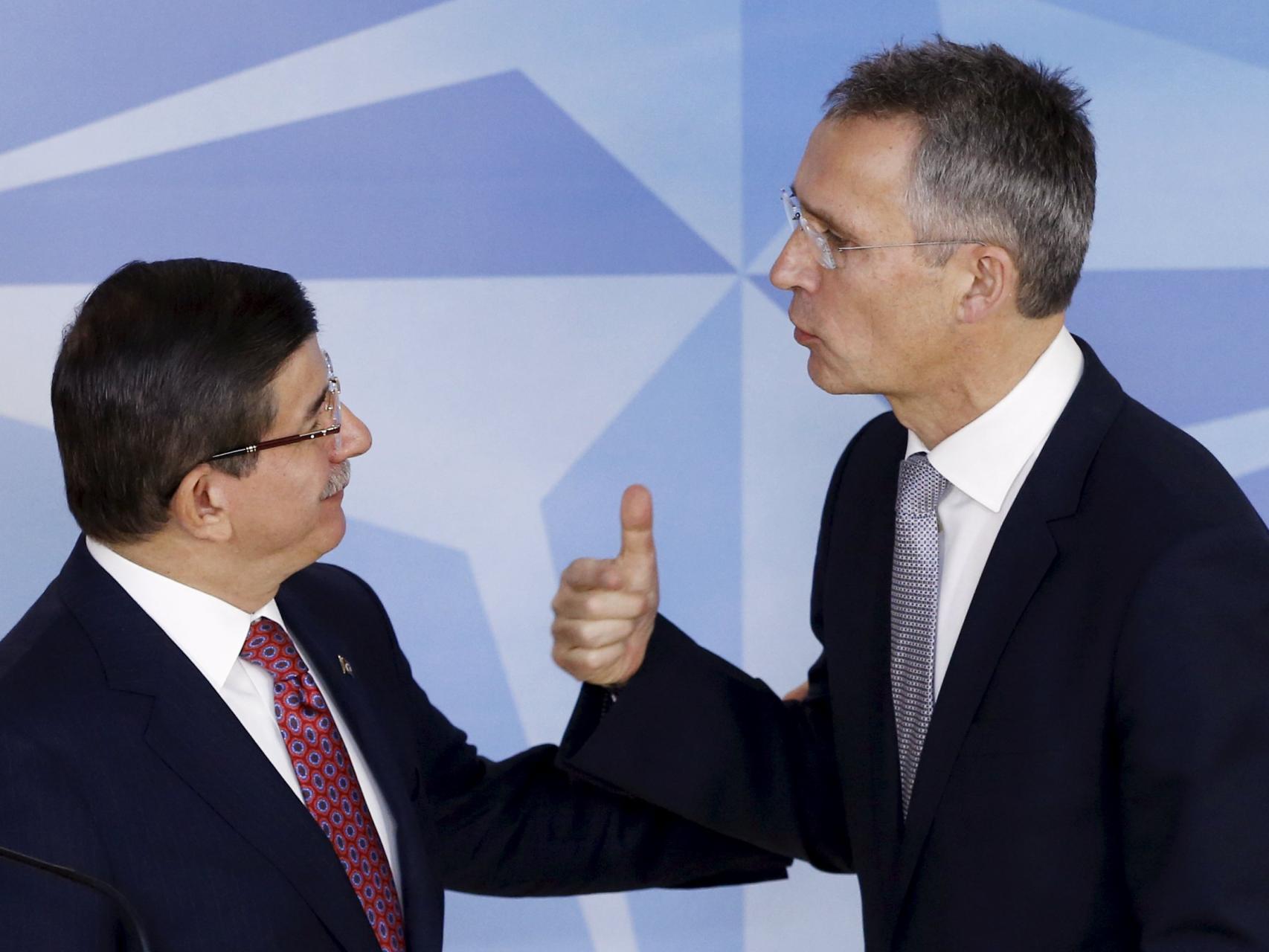 El primer ministro turco, Ahmet Davutoglu, y el secretario general de la OTAN, Jens Stoltenberg