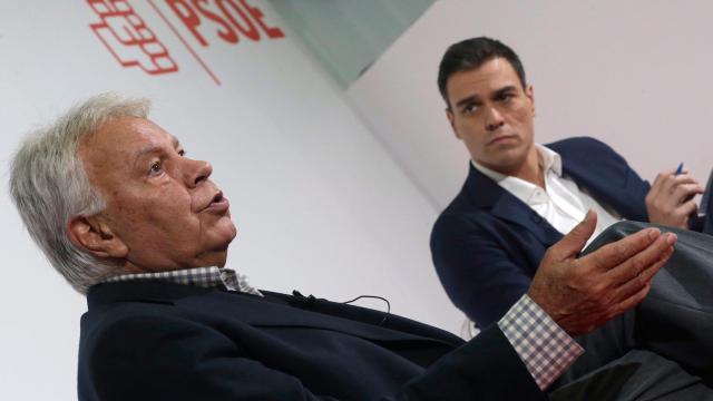 El expresidente Felipe González, junto al candidato del PSOE Pedro Sánchez.