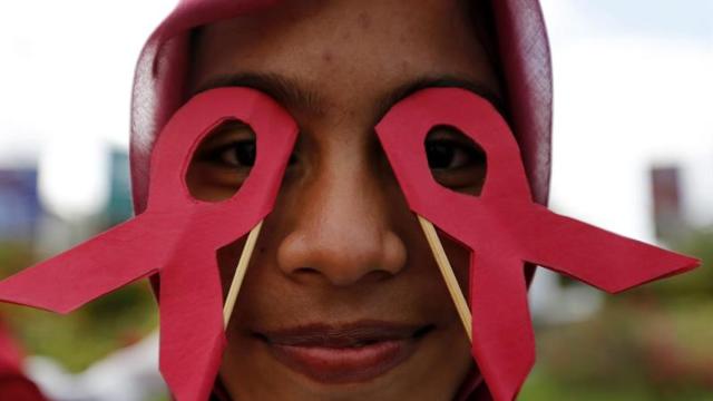 Una activista posa con dos lazos.