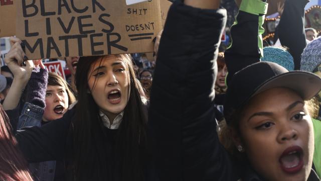 Una manifestación contra la violencia policial hacia los negros.