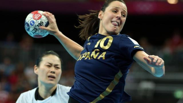 Macarena Aguilar intenta marca ante Corea del Sur.