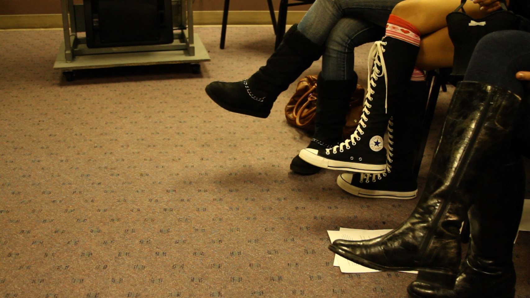 Niñas esperan entrar a una audición.